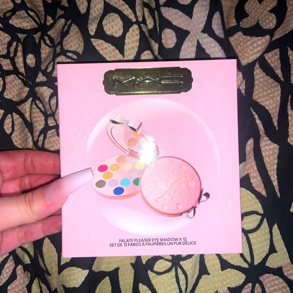 Limited edition holiday Mac eyeshadow palette sold out bow compact - Picture 1 of 2